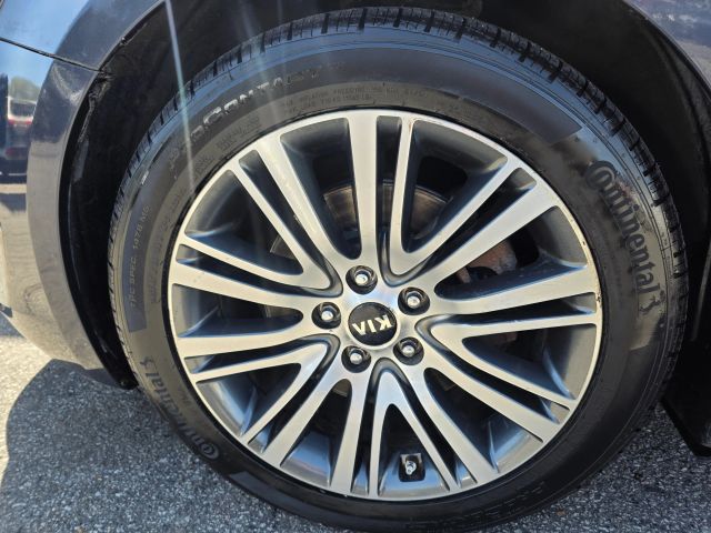 KiaCadenza Premium Sedan 4D9