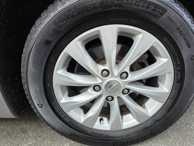 ChryslerPacifica Touring-L Minivan 4D10