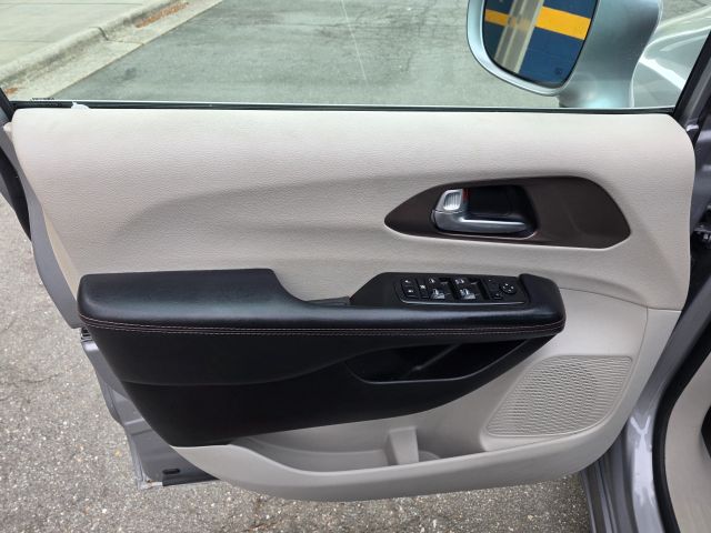 ChryslerPacifica Touring-L Minivan 4D11