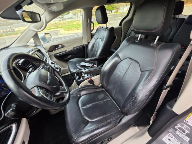 ChryslerPacifica Touring-L Minivan 4D14