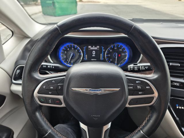 ChryslerPacifica Touring-L Minivan 4D15