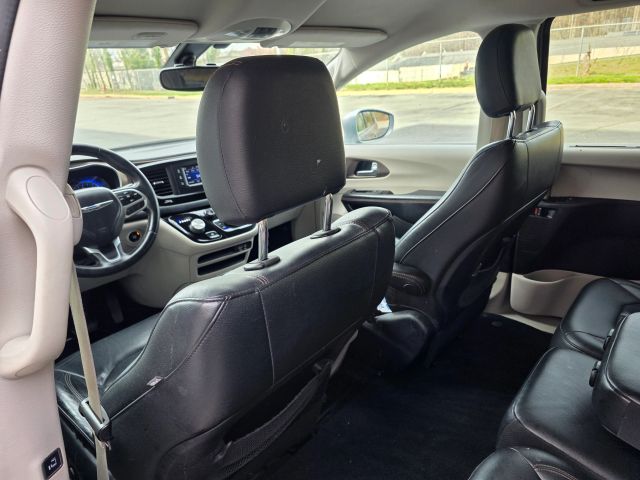 ChryslerPacifica Touring-L Minivan 4D18