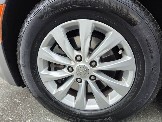 ChryslerPacifica Touring-L Minivan 4D9